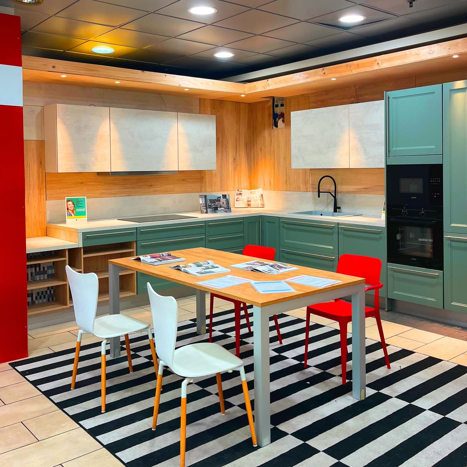 Cucina componibile con tavolo e sedie allestita in galleria da un rivenditore di arredamento