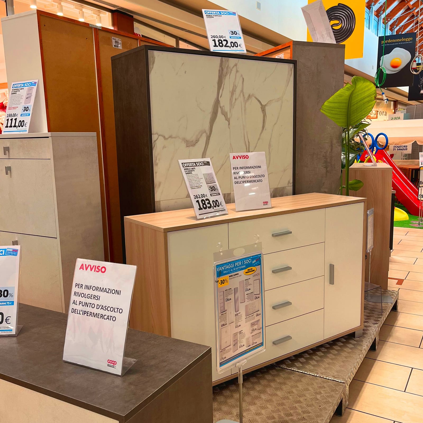 Area espositiva con mobili e complementi d’arredo in promozione affacciata sulla galleria
