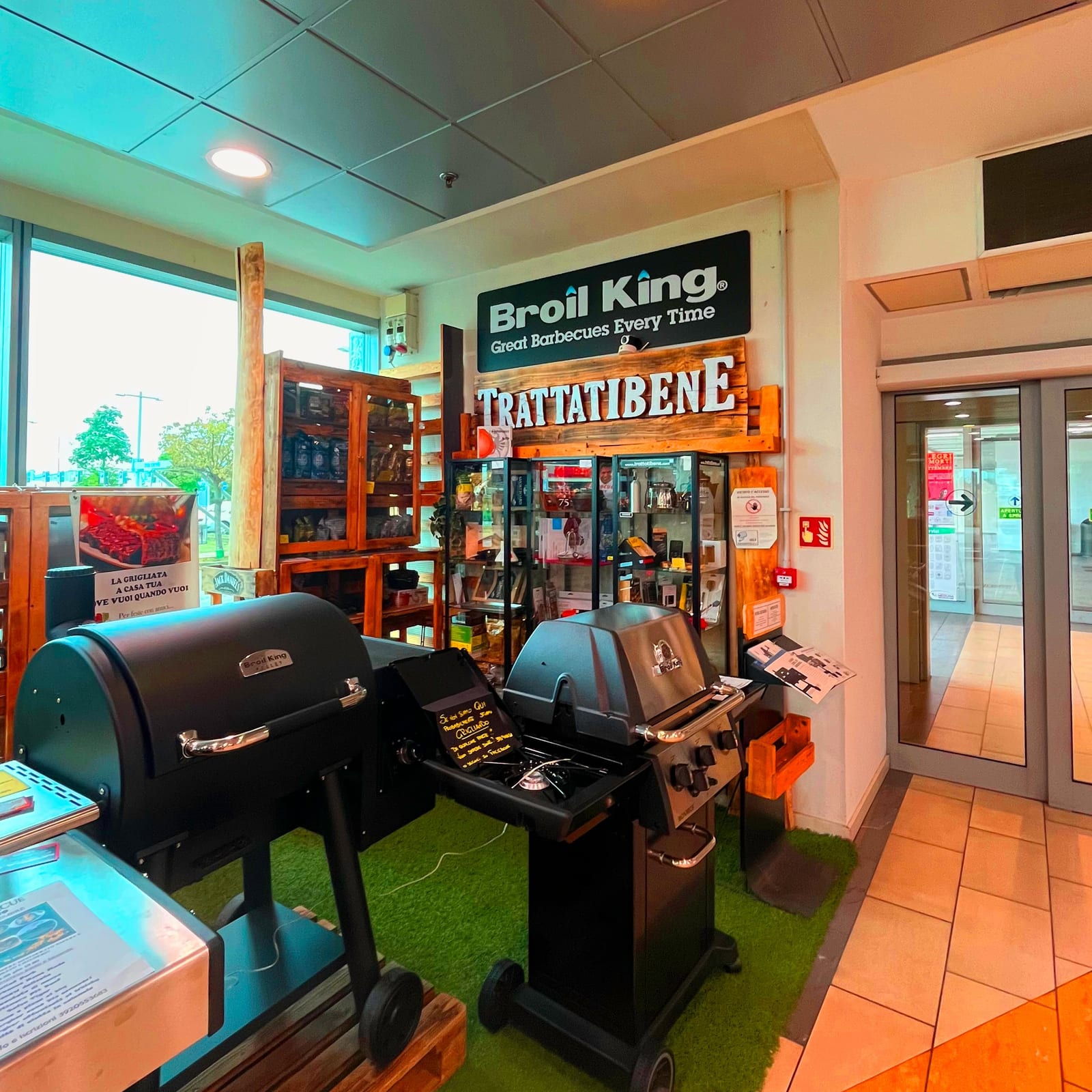 Area espositiva di Trattatibene con barbecue Broil King in mostra all’ingresso della galleria