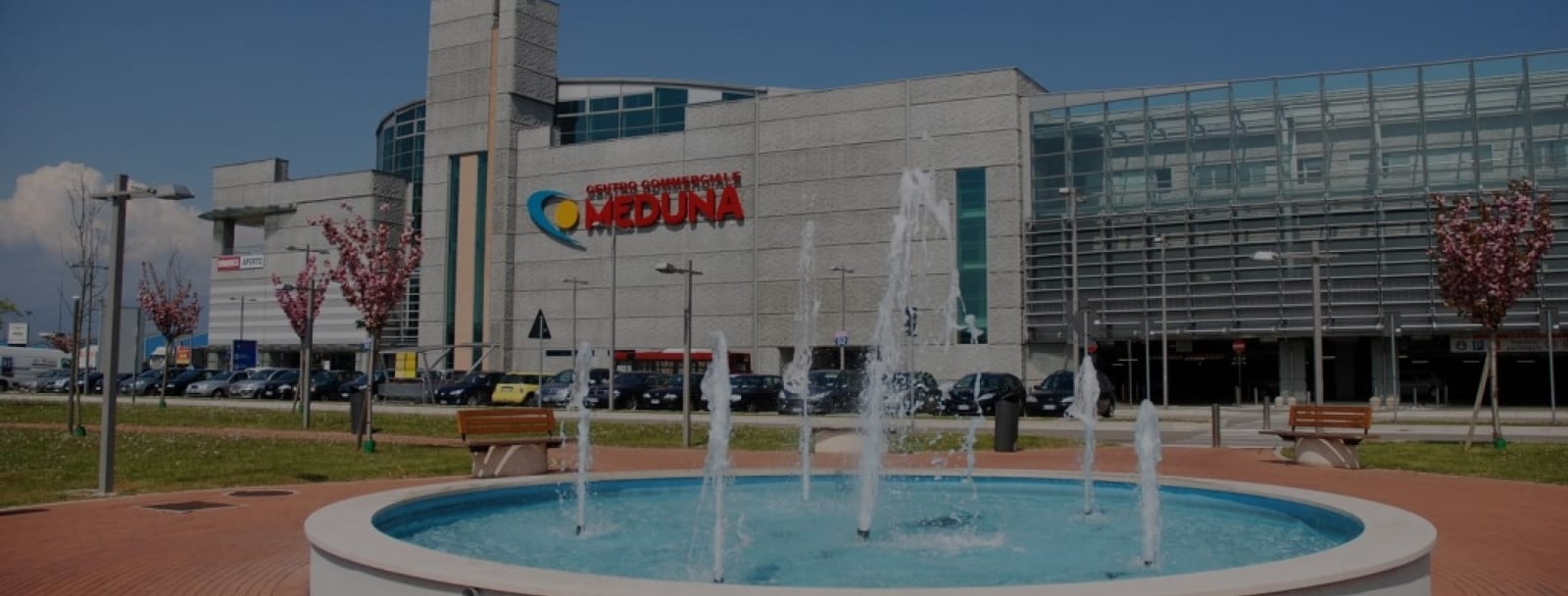 Il parcheggio coperto e l’ingresso del Centro Commerciale Meduna